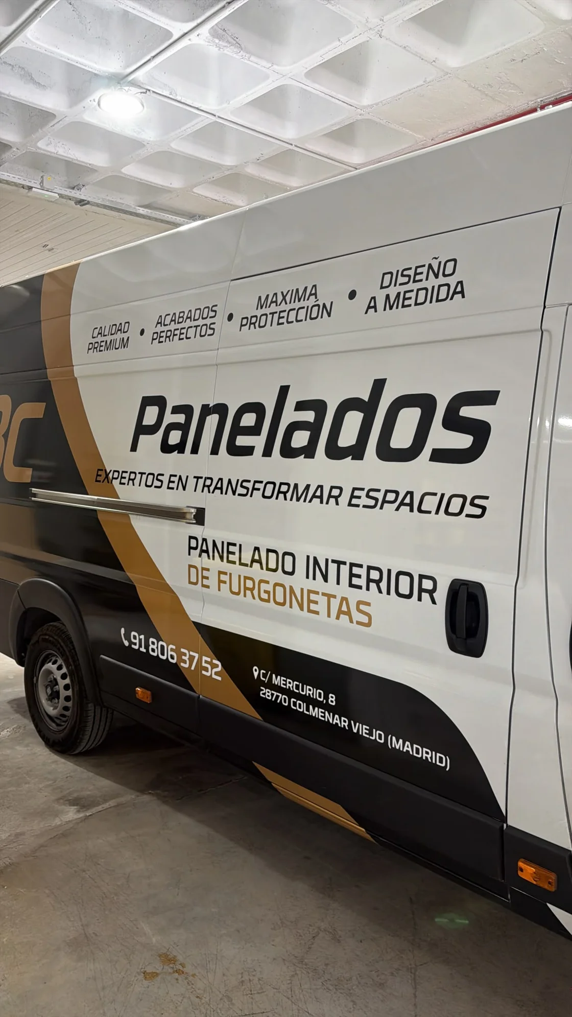 Nueva rotulación negra y dorada de la furgoneta de Panelados 3C