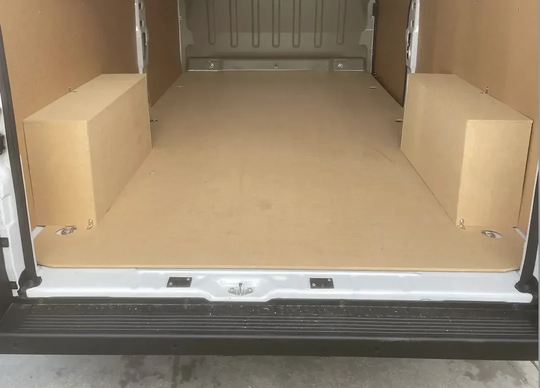 Suelo de madera a medida con los puntos de anclaje accesibles